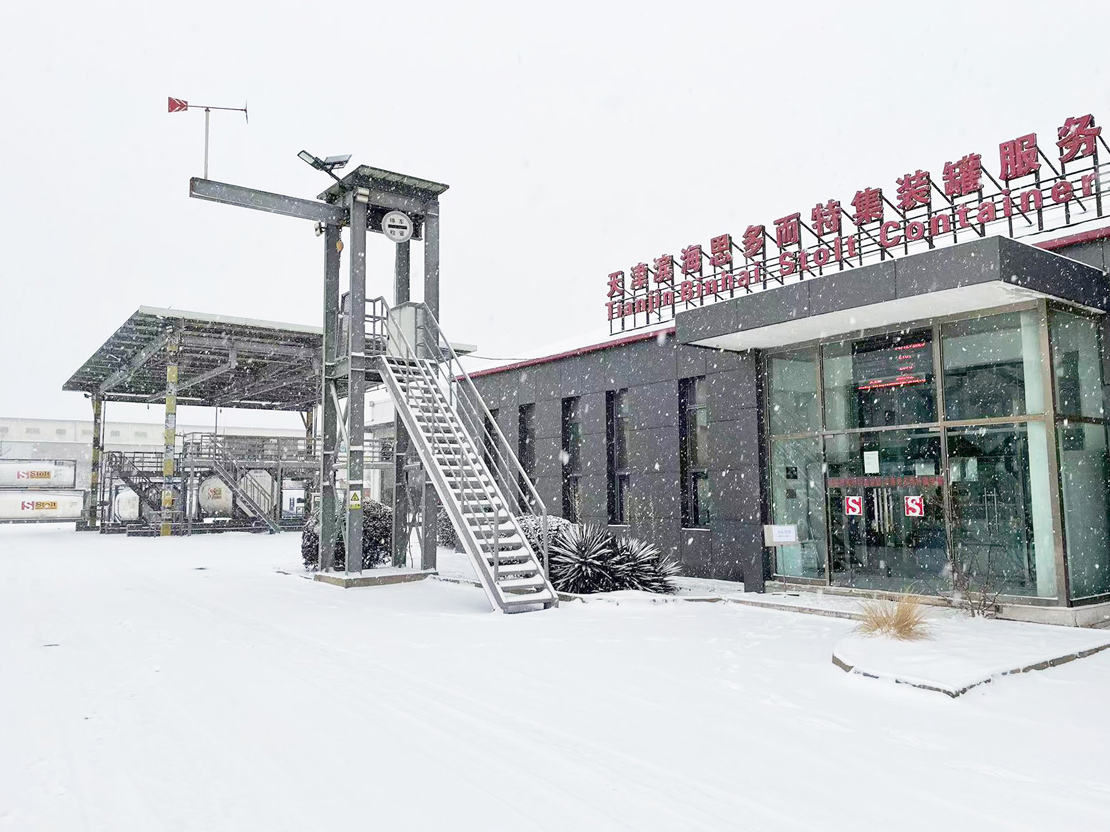 思多而特集装罐事业部的天津滨海堆场雪景图